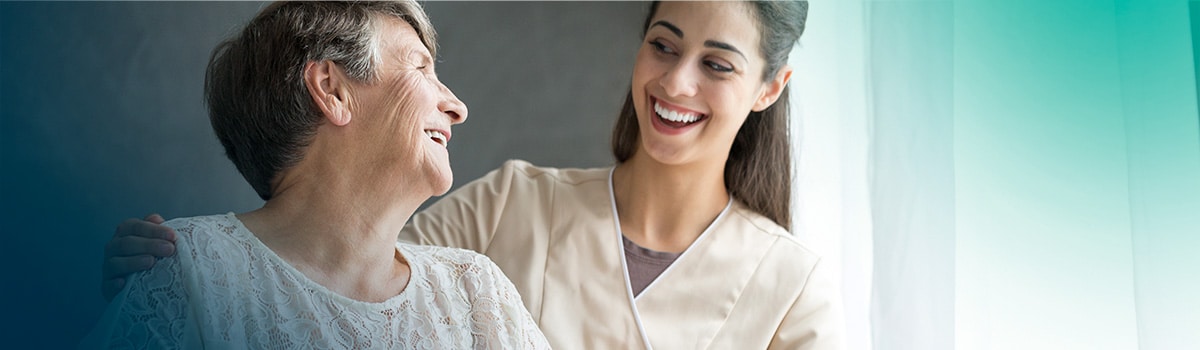 Idosa-feliz-com-cuidadora
