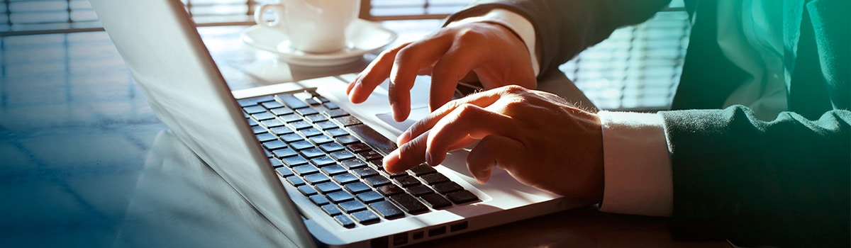 Pessoa digitando no notebook